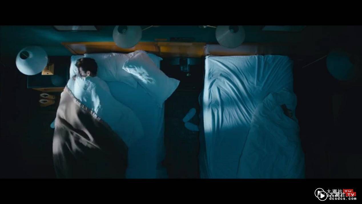 两人本来各自睡在自己的床上，但吴亦凡突然去刘亦菲的床上。（影片撷图）